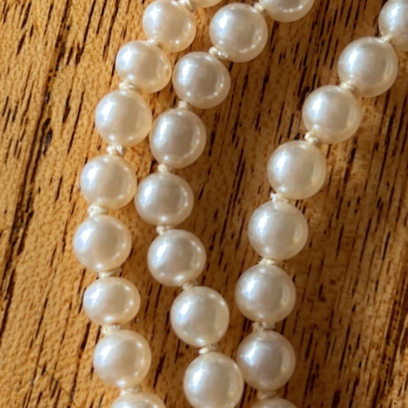 Triple strand faux pearl necklace - Picture 3 of 11